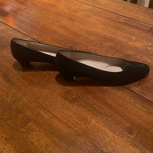 Salvatore Ferragamo black suede, Ladies 8 1/2 AA, very elegant. - Picture 2 of 9